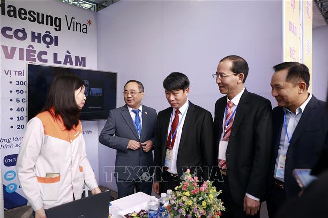 Phó Chủ tịch UBND tỉnh Phú Thọ Nguyễn Khắc Hiếu (thứ 3 trái sang) thăm quan một gian hàng tại Ngày hội Việc làm năm 2025 tại Phú Thọ. Ảnh: Nguyễn Thảo -TTXVN