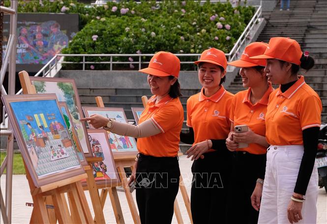 Visitors at a featured exhibition of media products on gender equality from local Women’s Union chapters, hands-on craft activities conveying gender equality messages, assembling symbols of the action month, and a street parade. VNA Photo: Nguyễn Dũng