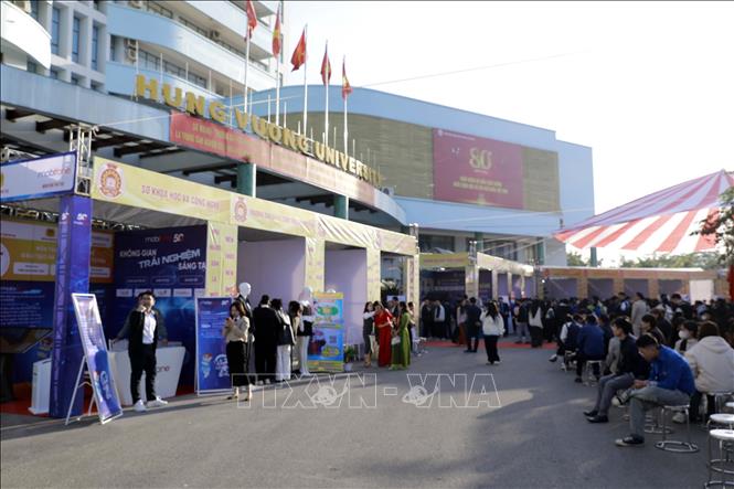 Ngày hội Việc làm năm 2025 tại Phú Thọ thu hút đông đảo người lao động và các đơn vị tuyển dụng tham gia. Ảnh: Nguyễn Thảo -TTXVN