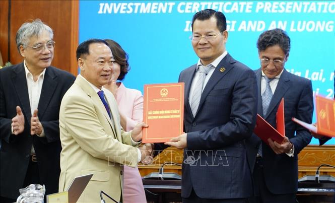 The central province of Gia Lai on November 28 hands over investment licences to Arque Degi JSC for implementation of three strategic floating urban - tourism projects with a combined capital of about 8.5 trillion VND (322.31 million USD). VNA Photo