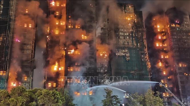 Ít nhất 128 người đã thiệt mạng và 76 người bị thương trong vụ hỏa hoạn nghiêm trọng tại khu tổ hợp Wang Fuk Court ở quận Tai Po, Hong Kong (Trung Quốc) ngày 26/11/2025. Theo kết quả điều tra sơ bộ, nhà chức trách đã xác định việc sử dụng vật liệu dễ cháy nổ là nguyên nhân chính khiến ngọn lửa lan nhanh và gây thiệt hại lớn. Ảnh: THX/TTXVN