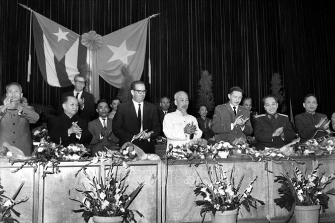 Chủ tịch Hồ Chí Minh cùng các đồng chí lãnh đạo cấp cao Việt Nam tham dự lễ mit tinh của hơn 1000 đại biểu các tầng lớp nhân dân thủ đô Hà Nội, chào mừng Đoàn đại biểu Đảng và Chính phủ Cách mạng Cuba, do Tổng thống Osvaldo Dorticós Torrado dẫn đầu sang thăm Việt Nam, cuối tháng 10/1966. Ảnh: Văn Lượng - TTXVN