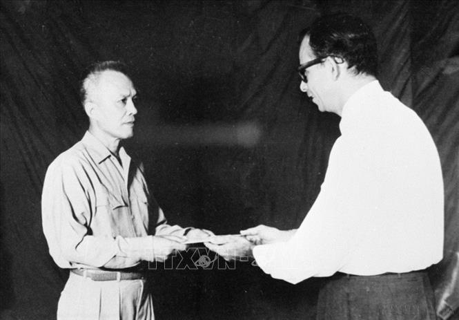 Cuba cũng là một trong những nước đầu tiên công nhận Chính phủ Cách mạng lâm thời Cộng hòa miền Nam Việt Nam và lập Đại sứ quán trong Vùng giải phóng miền Nam Việt Nam. Trong ảnh: Đại sứ Cuba Raul Valdes Vivo trình quốc thư lên Chủ tịch Ủy  ban TW MTDTGPMN Việt Nam Nguyễn Hữu Thọ (4/3/1969). Ảnh: TTXVN