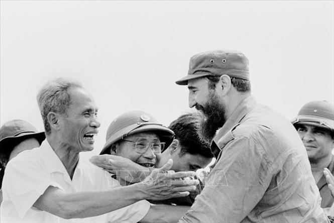 Chuyến thăm lịch sử của Lãnh tụ Cuba Fidel Castro năm 1973 không chỉ thể hiện sự ủng hộ, động viên rất lớn về chính trị đối với cách mạng Việt Nam, còn là một dấu mốc lịch sử đặc biệt trong quan hệ hai nước, một biểu tượng của phong trào quốc tế đoàn kết và ủng hộ cuộc đấu tranh giải phóng dân tộc của Việt Nam. Trong ảnh: Thủ tướng Phạm Văn Đồng và Bí thư Thứ nhất Đảng Cộng sản Cuba, Thủ tướng Chính phủ Cách mạng Cuba Fidel Castro tại buổi mít tinh của quân và dân Quảng Trị chào mừng Đoàn (9/1973). Ảnh: TTXVN
