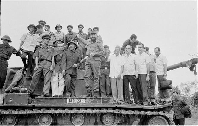 Ngày 15/9/1973, Thủ tướng Phạm Văn Đồng và Bí thư Thứ nhất Đảng Cộng sản Cuba, Thủ tướng Chính phủ Cách mạng Cuba Fidel Castro tới thị sát căn cứ quân sự Dốc Miếu trên tuyến hàng rào điện tử McNamara, bị quân và dân miền Nam phá hủy. Ảnh: TTXVN
