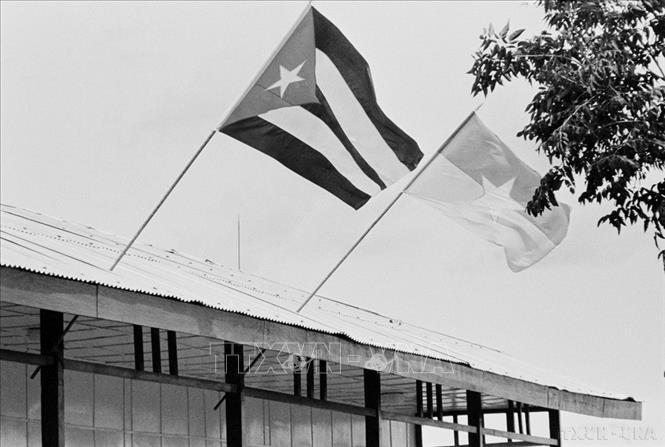 Cuba cũng là một trong những nước đầu tiên công nhận Chính phủ Cách mạng lâm thời Cộng hòa miền Nam Việt Nam và lập Đại sứ quán trong Vùng giải phóng miền Nam Việt Nam. Trong ảnh: Nơi ở của Đoàn đại biểu Đảng và Chính phủ Cuba trong thời gian ở thăm vùng giải phóng miền Nam (1973). Ảnh: TTXVN