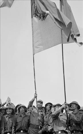  Bí thư Thứ nhất Đảng Cộng sản Cuba, Thủ tướng Chính phủ Cách mạng Cuba Fidel Castro phất cao lá cờ truyền thống của Đoàn Khe Sanh, Quân giải phóng Trị Thiên - Huế, tại cao điểm 241 Tân Lâm (Quảng Trị, 15/9/1973). Ảnh: TTXVN