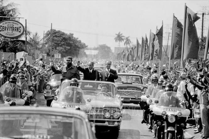 Thủ tướng Chính phủ Cách mạng Cuba Fidel Castro đón Thủ tướng Phạm Văn Đồng thăm hữu nghị Cuba trong sự chào đón nồng nhiệt của nhân dân Thủ đô La Habana (22/3/1974). Ảnh: Tư liệu TTXVN
