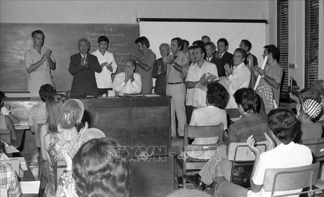 Thủ tướng Phạm Văn Đồng đến thăm và nói chuyện với sinh viên trường Đại học Bách khoa José Antonio Echeverría của Cuba (9/1979). Ảnh: Xuân Lâm - TTXVN
