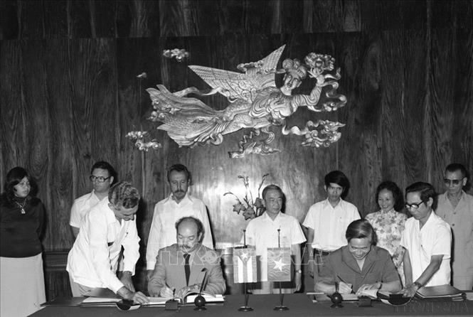 Bộ trưởng Ngoại giao Nguyễn Cơ  Thạch và Bộ trưởng Ngoại giao Cuba Isidoro Malmierca ký kết các văn bản giữa hai nước (31/8/1981). Ảnh: Xuân Lâm - TTXVN