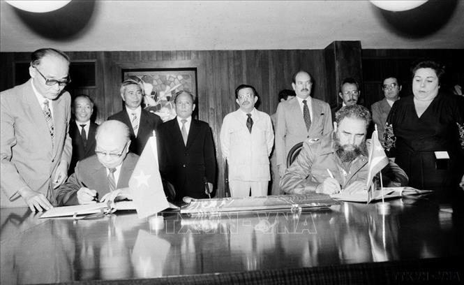 Chủ tịch Hội đồng Nhà nước Trường Chinh và Chủ tịch Fidel Castro ký hiệp ước hữu nghị và hợp tác Việt Nam - Cuba trong chuyến thăm hữu nghị Cuba (La Habana, 19/10/1982). Ảnh: Minh Đạo - TTXVN 