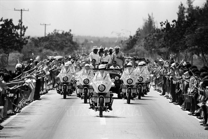 Nhân dân tỉnh Onghin (quê hương của Chủ tịch Cuba Fidel Castro) nồng nhiệt đón chào Chủ tịch Hội đồng Nhà nước Trường Chinh đến thăm (18/10/1982). Ảnh: Minh Đạo - TTXVN