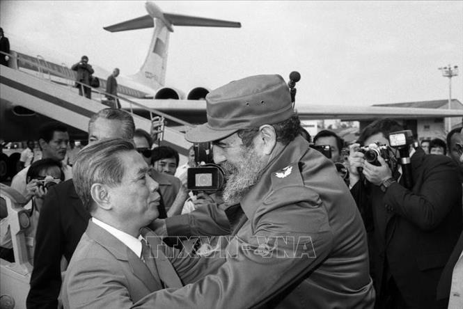 Đồng chí Fidel Castro, Bí thư thứ nhất BCH TƯ Đảng Cộng sản Cuba, Chủ tịch HĐNN, Chủ tịch HĐBT nước Cộng hòa Cuba đón Tổng Bí thư Nguyễn Văn Linh tại sân bay Jose Marti trong chuyến thăm hữu nghị chính thức Cuba từ ngày 24 - 29/4/1989. Ảnh: Xuân Lâm - TTXVN