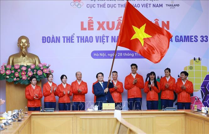 Thủ tướng Phạm Minh Chính trao cờ cho Đoàn thể thao Việt Nam tham dự SEA Games 33. Ảnh: Dương Giang-TTXVN
