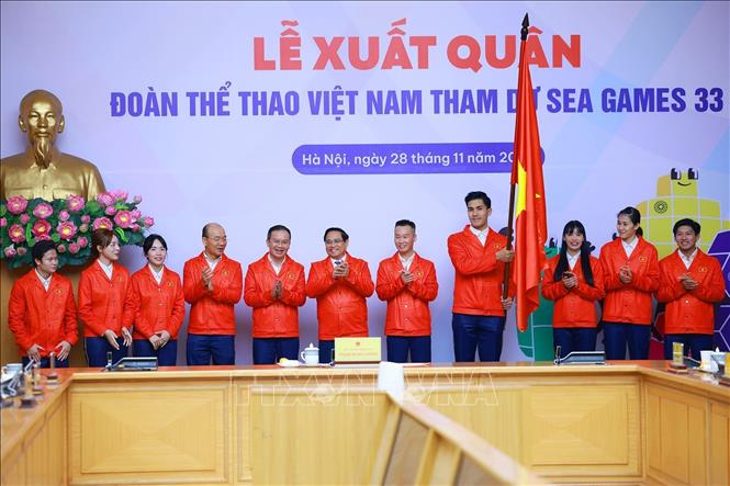 Thủ tướng Phạm Minh Chính với Đoàn thể thao Việt Nam tham dự SEA Games 33 tại Lễ xuất quân. Ảnh: Dương Giang-TTXVN