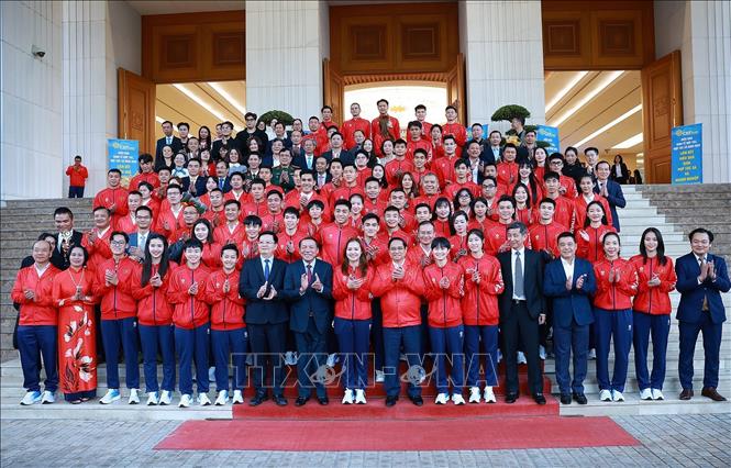 Thủ tướng Phạm Minh Chính với các vận động viên, huấn luyện viên và các chuyên gia Đoàn thể thao Việt Nam tham dự SEA Games 33. Ảnh: Dương Giang-TTXVN
