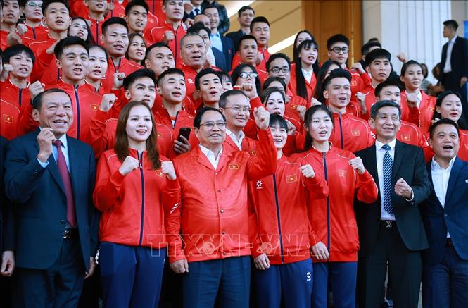 Thủ tướng Phạm Minh Chính với các vận động viên, huấn luyện viên và các chuyên gia Đoàn thể thao Việt Nam tham dự SEA Games 33 thể hiện quyết tâm thi đấu. Ảnh: Dương Giang-TTXVN
