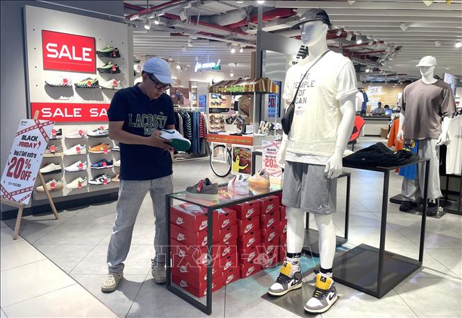 Thương hiệu Nike giảm giá sâu, thu hút người dân TP. Hồ Chí Minh. Ảnh: Hương Giang - TTXVN