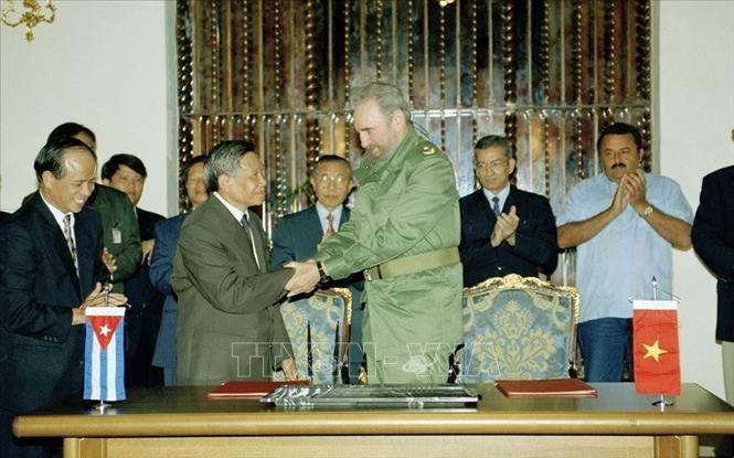 Tổng Bí thư Lê Khả Phiêu và Bí thư Thứ nhất Đảng Cộng sản Cuba Fidel Castro tại lễ ký Tuyên bố chung Việt Nam - Cuba, tại Thủ đô La Habana, trong chuyến thăm hữu nghị chính thức Cuba từ 7-14/7/1999. Ảnh: Cao Phong – TTXVN
