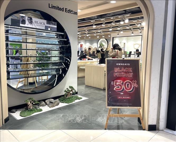 Nhiều thương hiệu quốc tế tại Trung tâm thương mại giảm giá sâu ngày Black Friday. Ảnh: Hương Giang - TTXVN