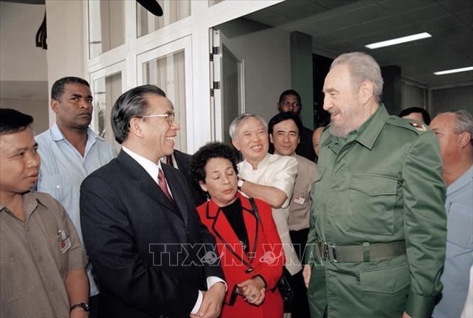 Tổng Bí thư Nông Đức Mạnh chuyện trò thân mật với Chủ tịch Fidel Castro trong chuyến thăm hữu nghị chính thức Cuba (La Habana, 14/2/2004). Ảnh: Xuân Tuân – TTXVN
