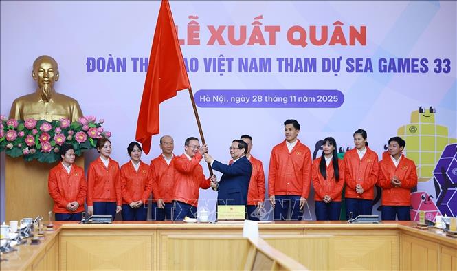 Thủ tướng Phạm Minh Chính trao cờ cho Đoàn thể thao Việt Nam tham dự SEA Games 33. Ảnh: Dương Giang-TTXVN

