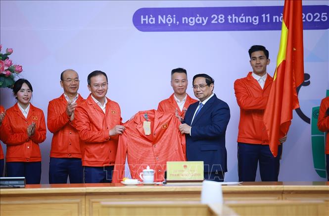 Đoàn thể thao Việt Nam tham dự SEA Games 33 trao tặng trang phục thi đấu cho Thủ tướng Phạm Minh Chính. Ảnh: Dương Giang-TTXVN