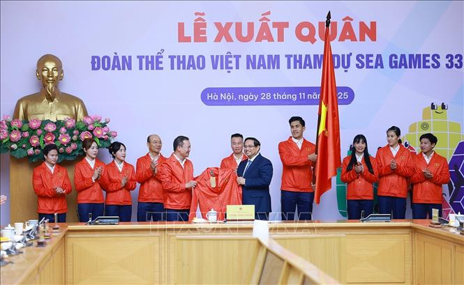 Đoàn thể thao Việt Nam tham dự SEA Games 33 trao tặng trang phục thi đấu cho Thủ tướng Phạm Minh Chính. Ảnh: Dương Giang-TTXVN