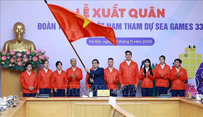 Thủ tướng Phạm Minh Chính trao cờ cho Đoàn thể thao Việt Nam tham dự SEA Games 33. Ảnh: Dương Giang-TTXVN
