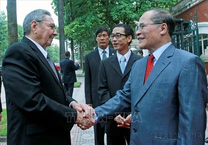 Chủ tịch Quốc hội Nguyễn Sinh Hùng hội kiến Đại tướng Raul Castro Ruz, Bí thư Thứ nhất Ban Chấp hành Trung ương ĐCS Cuba, Chủ tịch Hội đồng Nhà nước và Hội đồng Bộ trưởng nước Cộng hòa Cuba thăm hữu nghị chính thức Việt Nam (09/07/2012). Ảnh: Nhan Sáng-TTXVN