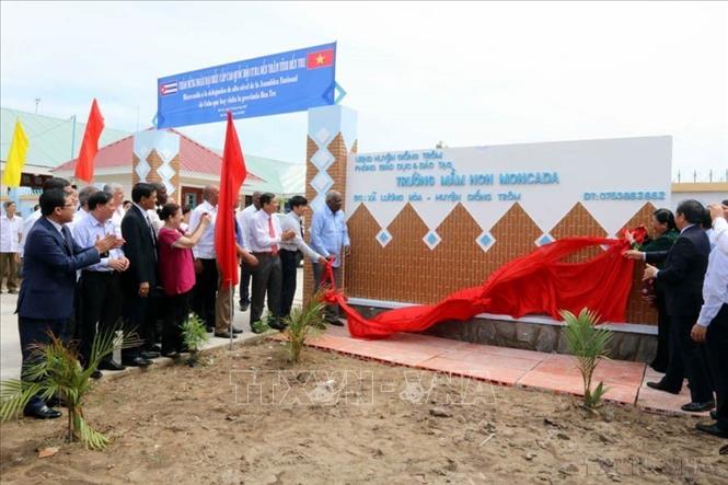 Chủ tịch Quốc hội Cuba Esteban Lazo Henandez cùng Phó Chủ tịch Quốc hội Tòng Thị Phóng dự Lễ khánh thành, đặt tên cho trường mẫu giáo Moncada tại xã Lương Hòa, huyện Giồng Trôm, tỉnh Bến Tre (17/6/2017). Ảnh: Thanh Vũ-TTXVN