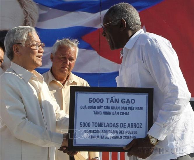 Tổng Bí thư Nguyễn Phú Trọng trao tượng trưng cho Tổng Thư ký Trung tâm những người lao động Cuba Salvador Valdés Mesa món quà 5.000 tấn gạo của nhân dân Việt Nam tặng nhân dân Cuba (La Habana, 11/04/2012). Ảnh: Trí Dũng – TTXVN