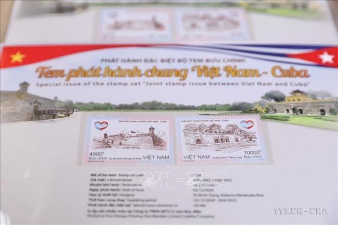 Bộ Thông tin và Truyền thông Việt Nam phối hợp với Bộ Truyền thông Cuba phát hành bộ tem bưu chính “Tem phát hành chung Việt Nam - Cuba” gồm 02 mẫu, giới thiệu Di sản văn hóa thế giới được UNESCO công nhận là Lâu đài Santo Domingo de Atarés (Cuba) và Hoàng thành Thăng Long (Việt Nam). Ảnh: Minh Quyết - TTXVN
