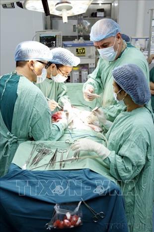 Bác sĩ Alfredo Garcia Mirete, chuyên gia ngoại tổng hợp trực tiếp phẫu thuật các ca bệnh khó, hỗ trợ chuyên môn cho bác sĩ bệnh viện Hữu nghị Việt Nam - Cuba Đồng Hới (Quảng Bình, 2019). Ảnh: Dương Ngọc – TTXVN
