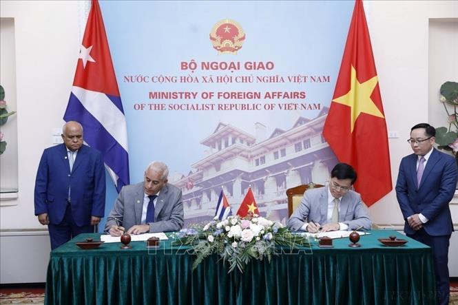 Thứ trưởng Bộ Ngoại giao Việt Nam Hà Kim Ngọc và Thứ trưởng thứ Nhất Bộ Ngoại giao Cuba Gerardo Penalver Portal ký kết Kế hoạch Tham khảo chính trị giữa Bộ Ngoại giao 2 nước giai đoạn 2023 - 2025 (Hà Nội, 29/8/2022). Ảnh: An Đăng - TTXVN