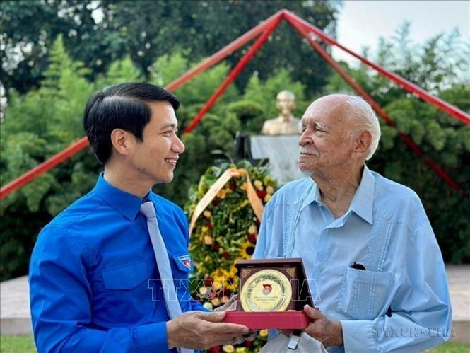 Đồng chí Nguyễn Ngọc Lương, Bí thư thường trực BCH Trung ương Đoàn TNCS Hồ Chí Minh, Chủ tịch TW Hội LHTN Việt Nam tặng quà lưu niệm kiến trúc sư Joel Diaz, Phó Chủ tịch Hội Hữu nghị Cuba - Việt Nam, người thiết kế công trình tượng đài Chủ tịch Hồ Chí Minh tại La Habana. Ảnh: Mai Phương-TTXVN