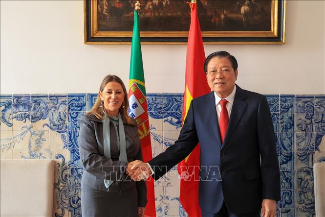 Đồng chí Phan Đình Trạc làm việc với Quốc vụ khanh Bộ Ngoại giao Ana Isabel Xavier. Ảnh: Anh Hiển - PV TTXVN tại châu Âu 