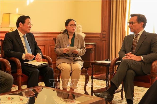 Đồng chí Phan Đình Trạc làm việc với Phó Chủ tịch Quốc hội Bồ Đào Nha Marcos Perestrello. Ảnh: Anh Hiển - PV TTXVN tại châu Âu 