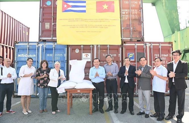 Thứ trưởng Bộ Tài chính Lê Tấn Cận chứng kiến Lễ bàn giao gạo cho nhân dân Cuba (La Habana, 14/4/2025). Ảnh: Việt Hùng-TTXVN