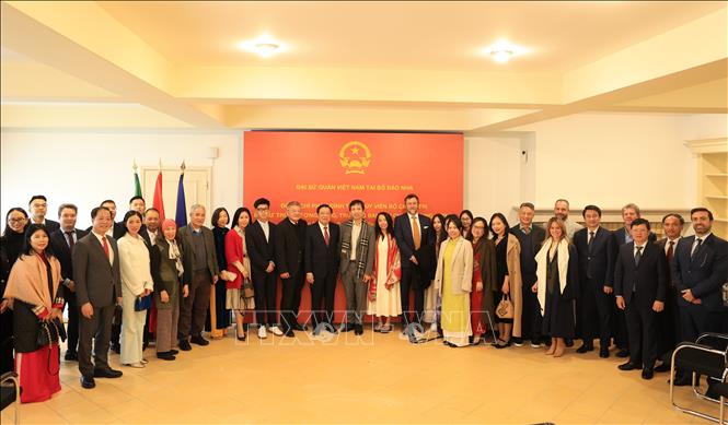 Đồng chí Phan Đình Trạc gặp gỡ cán bộ, nhân viên Đại sứ quán và cộng đồng Việt Nam tại Bồ Đào Nha. Ảnh: Anh Hiển - PV TTXVN tại châu Âu 