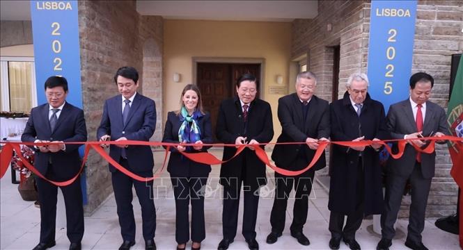 Đồng chí Phan Đình Trạc cắt băng khai trương Đại sứ quán Việt Nam tại Bồ Đào Nha. Ảnh: Anh Hiển - PV TTXVN tại châu Âu