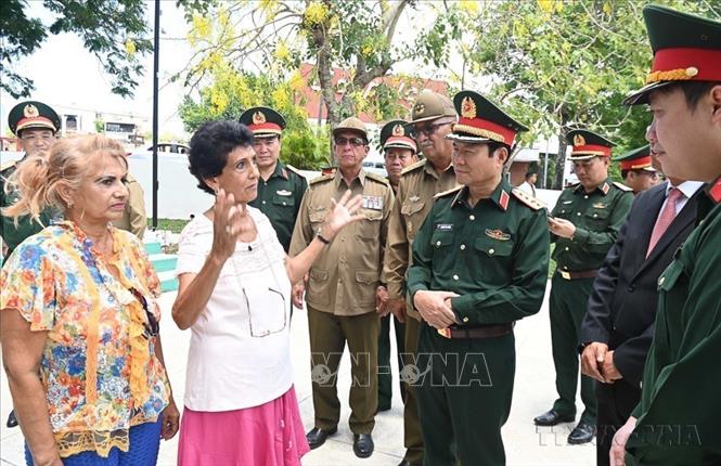Đại tướng Nguyễn Tân Cương, Thứ trưởng Bộ Quốc phòng nói chuyện với người dân Cuba tại công viên Hồ Chí Minh ở thủ đô La Habana (19/06/2025). Ảnh: Việt Hùng-TTXVN