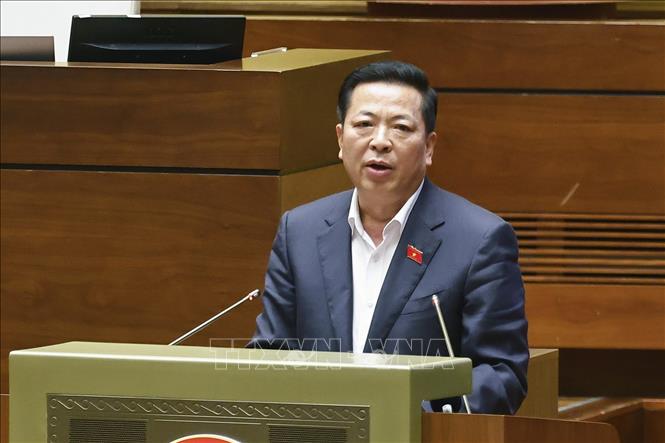 Bộ trưởng Bộ Xây dựng Trần Hồng Minh giải trình, làm rõ một số vấn đề đại biểu Quốc hội nêu. Ảnh: Doãn Tấn - TTXVN