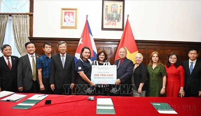 Ông Lê Phước Vũ, Chủ tịch Tập đoàn Hoa Sen, trao tặng nhân dân Cuba 300 tấn gạo tại lễ ra mắt Mạng lưới công nghệ sinh học nông nghiệp và sức khỏe tự nhiên Việt Nam-Cuba (La Habana, 13/10/2025). Ảnh: Việt Hùng- TTXVN