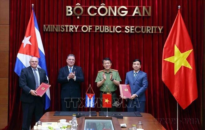 Đại tướng Lương Tam Quang, Bộ trưởng Bộ Công an Việt Nam và Thượng tướng Lázaro Alberto Álvarez Casas, Bộ trưởng Bộ Nội vụ Cộng hòa Cuba chứng kiến Lễ ký Thỏa thuận hợp tác giữa Cục An ninh mạng và phòng, chống tội phạm công nghệ cao, Bộ Công an và Tổng cục Phản gián, Bộ Nội vụ Cuba trong lĩnh vực an ninh mạng (15/8/2025). Ảnh: Phạm Kiên - TTXVN