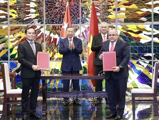 Tổng Bí thư, Chủ tịch nước Tô Lâm và Bí thư thứ nhất Đảng Cộng sản Cuba, Chủ tịch Cuba Miguel Diaz Canel Bermudez chứng kiến Lễ ký kết văn kiện hợp tác giữa Ban Kinh tế Trung ương Đảng Cộng sản Việt Nam với Ban Kinh tế và Sản xuất Trung ương Đảng Cộng sản Cuba (La Habana, 26/9/2024). Ảnh: Lâm Khánh -TTXVN