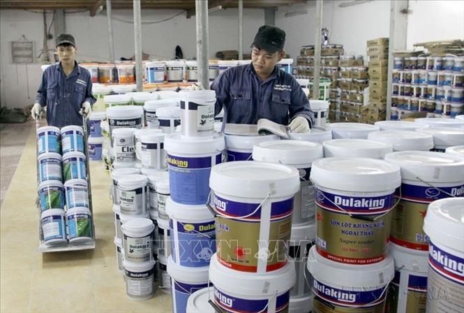 Công ty TNHH Nam Việt (huyện Hoài Đức, Hà Nội) chuyên sản xuất đồ bảo hộ lao động và sơn nội, ngoại thất theo tiêu chuẩn EU, xuất khẩu sang các thị trường Cuba, Angola, Trung Quốc…Ảnh: Tuấn Anh - TTXVN