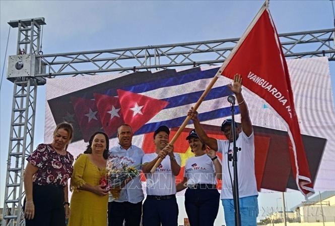 Doanh nghiệp Thai Binh Global (100% vốn Việt Nam) tại Cuba được trao tặng danh hiệu “Đơn vị tiên phong toàn quốc” của Liên đoàn Công nghiệp Quốc gia Cuba (SNTI) nhờ những đóng góp nổi bật trong sản xuất, hoạt động công đoàn và trách nhiệm xã hội (26/04/2025). Ảnh: TTXVN phát