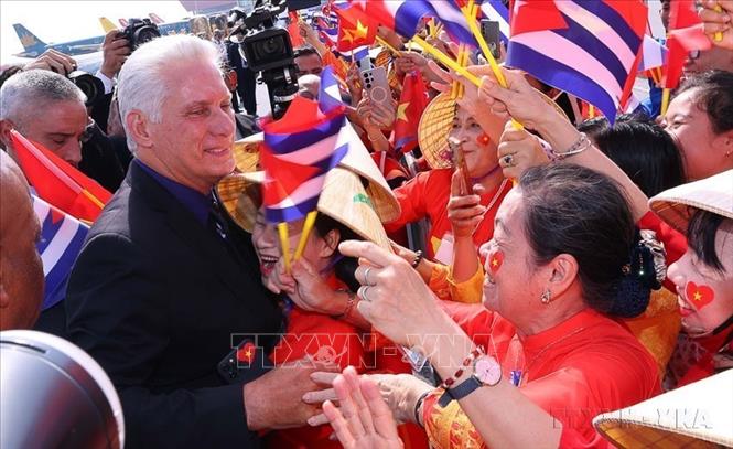 Nhân dân Thủ đô đón chào Bí thư Thứ nhất Ban Chấp hành Trung ương ĐCS Cuba, Chủ tịch nước Cộng hòa Cuba Miguel Díaz-Canel Bermúdez và Phu nhân đến Hà Nội, bắt đầu chuyến thăm cấp Nhà nước tới Việt Nam, dự Lễ kỷ niệm 80 năm Cách mạng tháng Tám thành công và Quốc khánh nước CHXHCN Việt Nam từ ngày 31/8 đến 2/9/2025. Ảnh: Văn Điệp – TTXVN