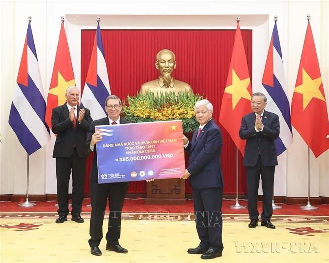 Tổng Bí thư Tô Lâm và Bí thư thứ Nhất, Chủ tịch nước Cuba Miguel Díaz-Canel Bermúdez chứng kiến Lễ trao tặng lần I món quà 385 tỷ đồng của Đảng, Nhà nước và nhân dân Việt Nam tặng nhân dân Cuba (Hà Nội, 1/9/2025). Ảnh: Thống Nhất - TTXVN